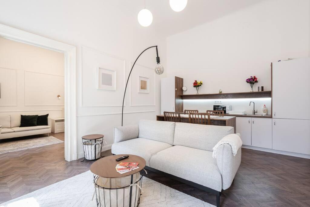 Stylish Apartment In The City Center Budapest Eksteriør bilde
